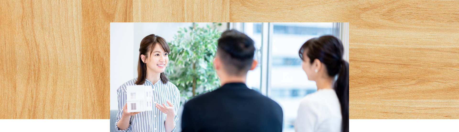 お客様とスタッフが話している様子　イメージ