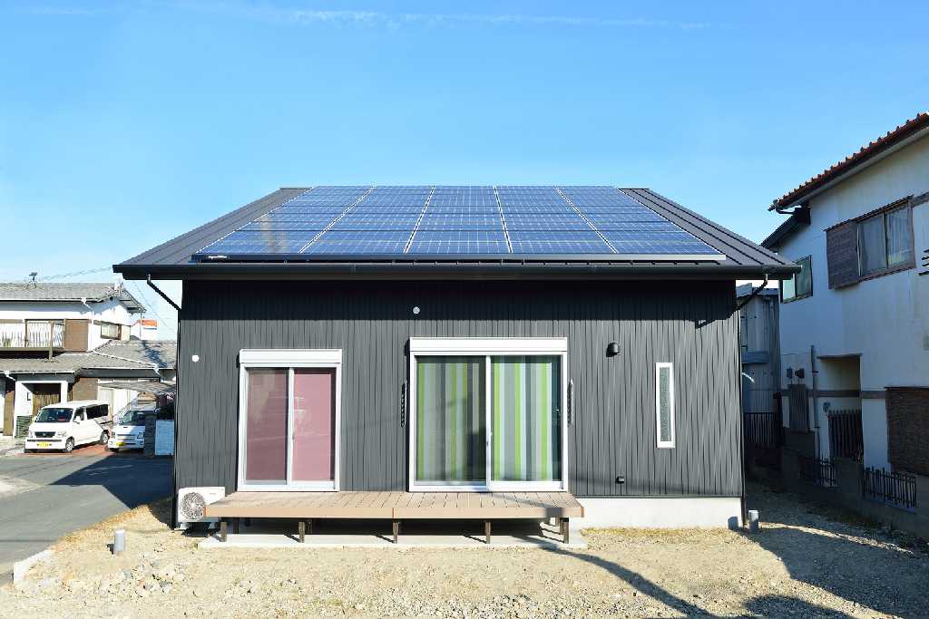 トミカが映える造作収納！平屋に見える二階建ての家 写真