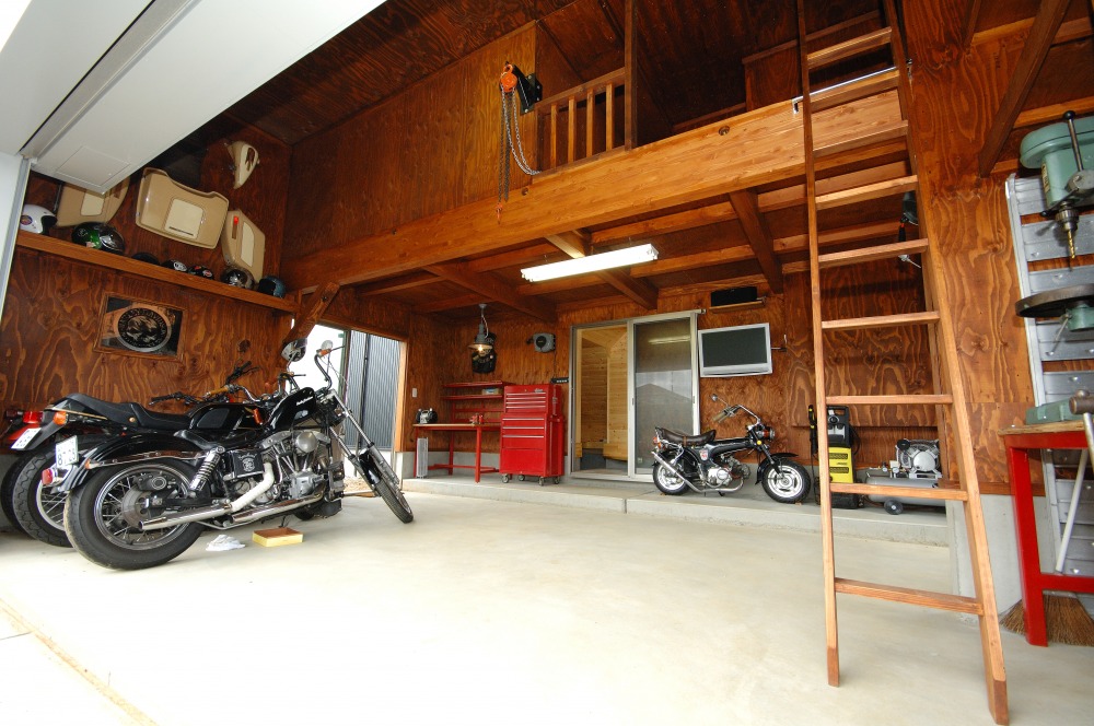 バイクガレージで家事楽の家 写真