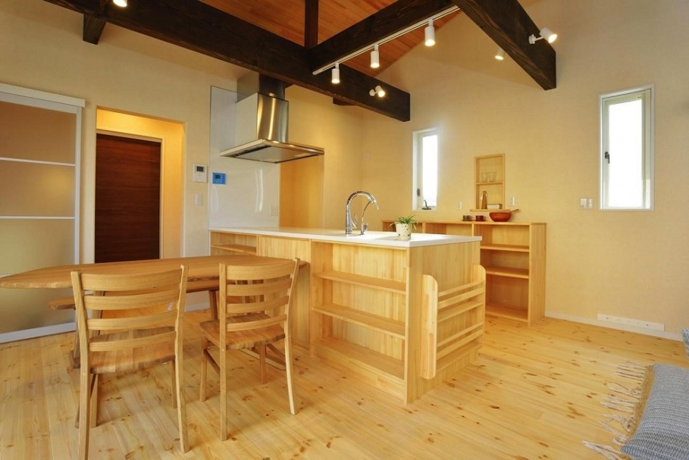 広々明るいオールハンドメイドのキッチン空間 写真